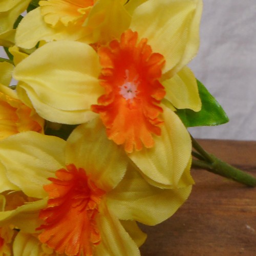 Mini Two Tone Daffodil Bunch 19cm - D021 D3